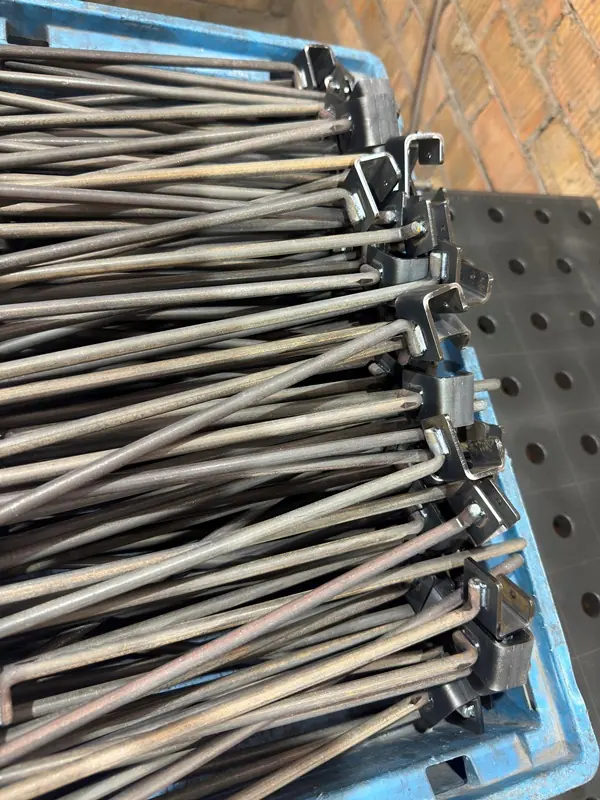 Fixatoare metalice îndoite într-un container