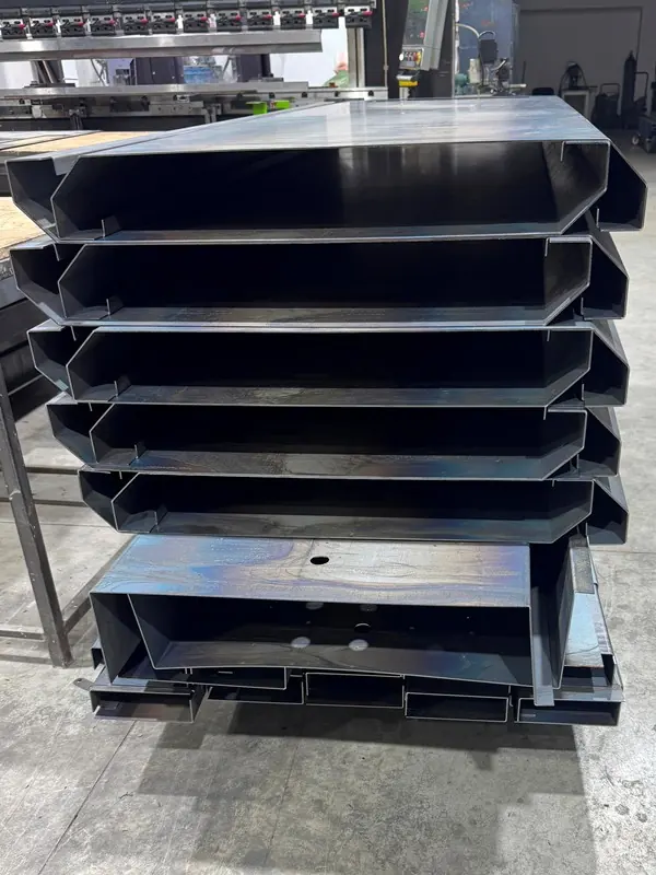 Tăvi metalice îndoite — lot de piese