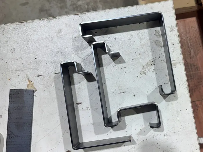 Profiluri metalice îndoite, prim-plan